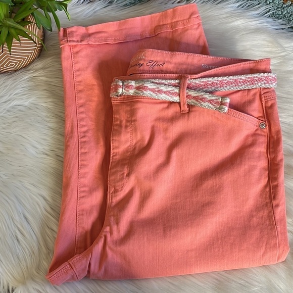 gloria vanderbilt • all around slimming effect skimmer belted capri jeans - Picture 10 of 10